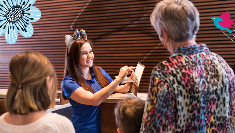 Great Wolf pack member explains scavenger hunt to family